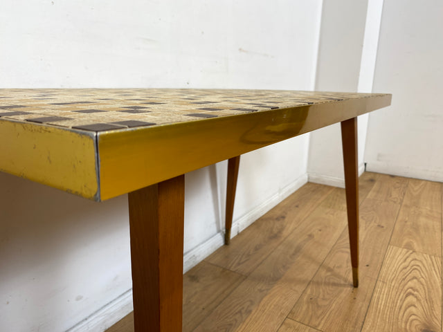 WMK I Besonders schöner hoher Mid-Century Couchtisch mit Mosaik Fliesen und konischen Füßen