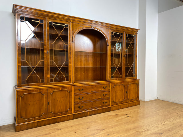 WMK I Imposanter & hochwertiger 1980er Wohnzimmerschrank im englischen Regency Stil mit Vitrine