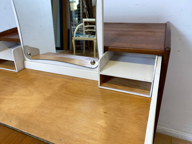 Das Highlight I Rare skandinavische Mid-Century Schminkkommode in Teakholz mit Schubladen & Spiegel I Kommode Sideboard Schminktisch Wäschekommode Frisierkommode Danish Design Vintage I