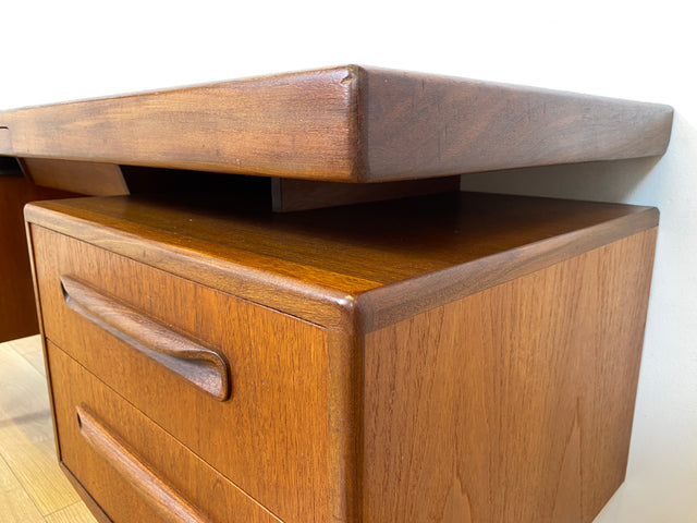 Skandinavischer Mid-Century Fresco Schreibtisch / Schminktisch I Viktor Wilkins für G-Plan I Teakholz I Writing Desk Bürotisch Schminkkommode Sideboard Danish Design Vintage 60er