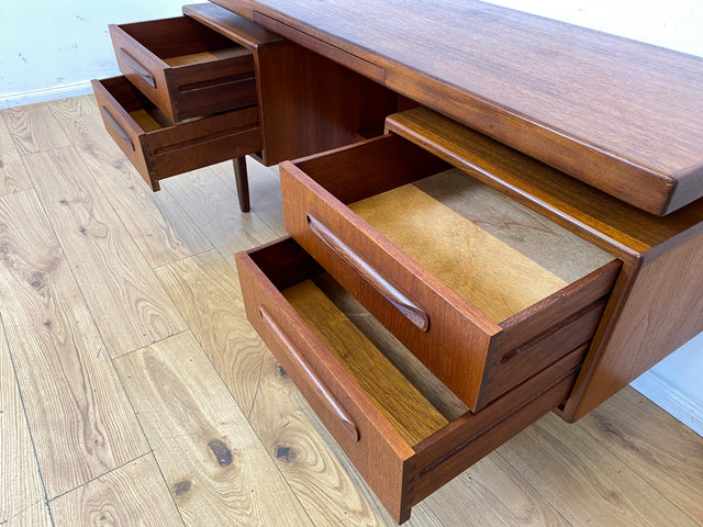 Skandinavischer Mid-Century Fresco Schreibtisch / Schminktisch I Viktor Wilkins für G-Plan I Teakholz I Writing Desk Bürotisch Schminkkommode Sideboard Danish Design Vintage 60er