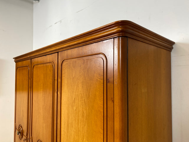 Besonders schöner 60er Jahre Chippendale Kleiderschrank aus vollem Holz mit Schubladen I Schrank Schlafzimmerschrank Wäscheschrank Wardrobe Vintage Mid-Century Barock I