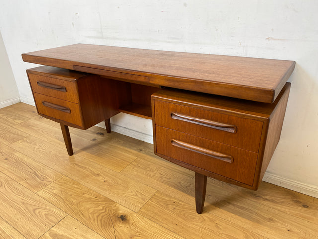 Skandinavischer Mid-Century Fresco Schreibtisch / Schminktisch I Viktor Wilkins für G-Plan I Teakholz I Writing Desk Bürotisch Schminkkommode Sideboard Danish Design Vintage 60er