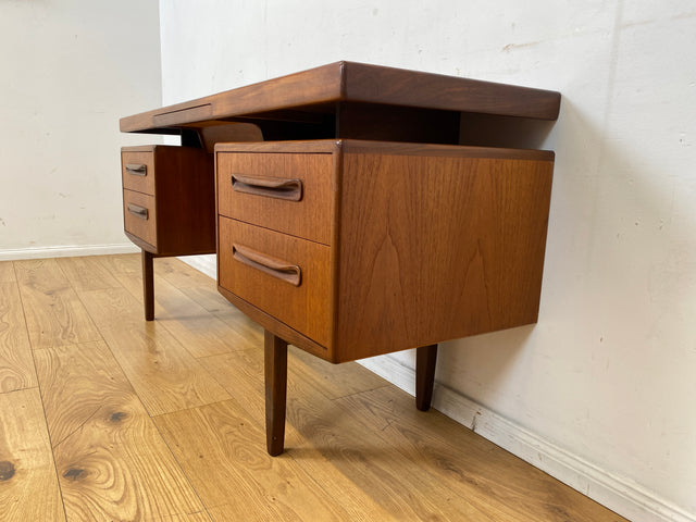 Skandinavischer Mid-Century Fresco Schreibtisch / Schminktisch I Viktor Wilkins für G-Plan I Teakholz I Writing Desk Bürotisch Schminkkommode Sideboard Danish Design Vintage 60er