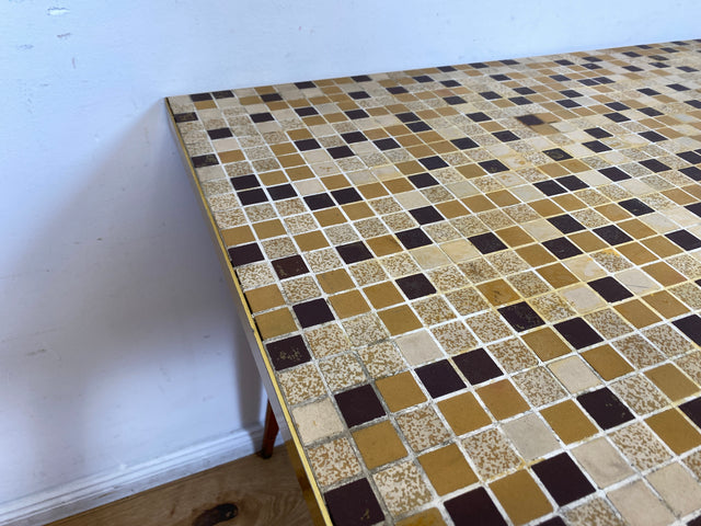 WMK I Besonders schöner hoher Mid-Century Couchtisch mit Mosaik Fliesen und konischen Füßen