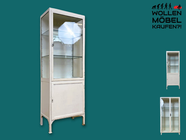 Seltener weißer 40er Jahre Medizinschrank aus Eisen I Vitrine Glasvitrine Apotheker Arzt Schrank Spind Highboard Display Industrial Design Metall Vintage Mid-Century I