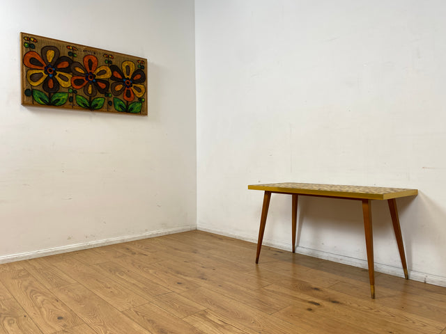 WMK I Besonders schöner hoher Mid-Century Couchtisch mit Mosaik Fliesen und konischen Füßen