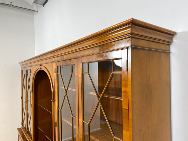 WMK I Imposanter & hochwertiger 1980er Wohnzimmerschrank im englischen Regency Stil mit Vitrine