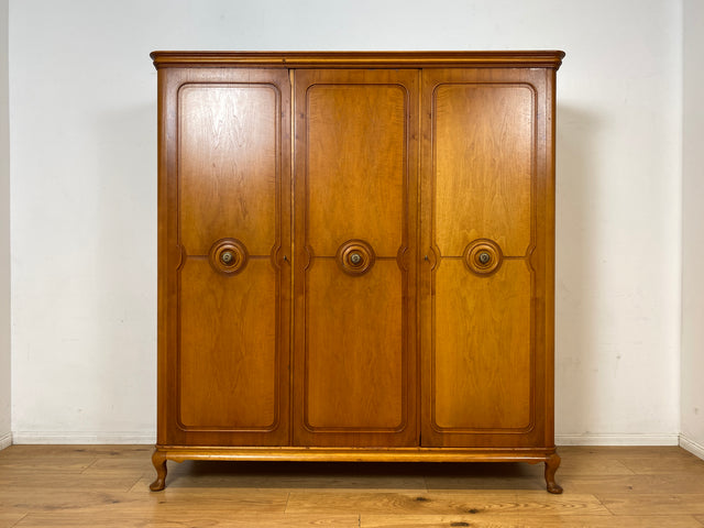 Besonders schöner 60er Jahre Chippendale Kleiderschrank aus vollem Holz mit Schubladen I Schrank Schlafzimmerschrank Wäscheschrank Wardrobe Vintage Mid-Century Barock I