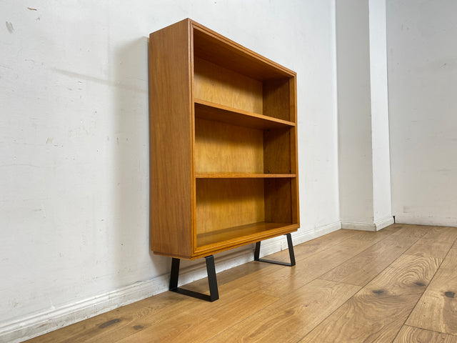 Stilvolles helles Mid-Century Regal , Vollholz, mit verstellb. Regalböden & neuen Metallfüßen I Holzregal Bücherregal Bücherschrank Küchenregal Regalwand Vintage Retro 60er I