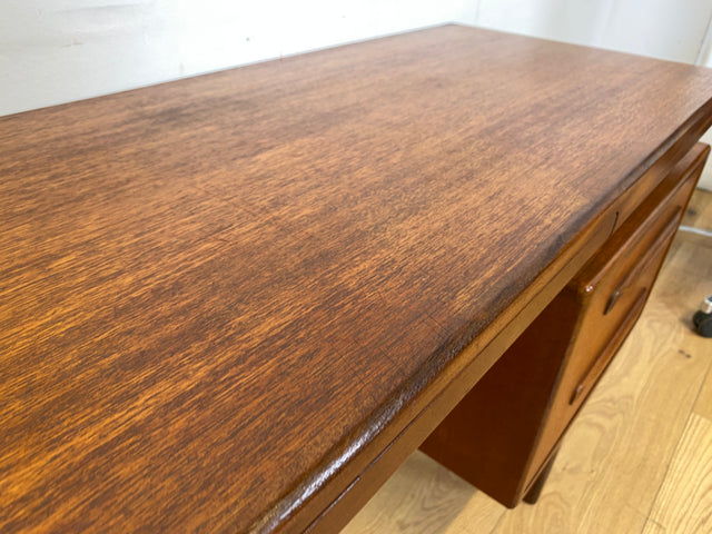 Skandinavischer Mid-Century Fresco Schreibtisch / Schminktisch I Viktor Wilkins für G-Plan I Teakholz I Writing Desk Bürotisch Schminkkommode Sideboard Danish Design Vintage 60er