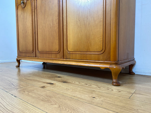 Besonders schöner 60er Jahre Chippendale Kleiderschrank aus vollem Holz mit Schubladen I Schrank Schlafzimmerschrank Wäscheschrank Wardrobe Vintage Mid-Century Barock I