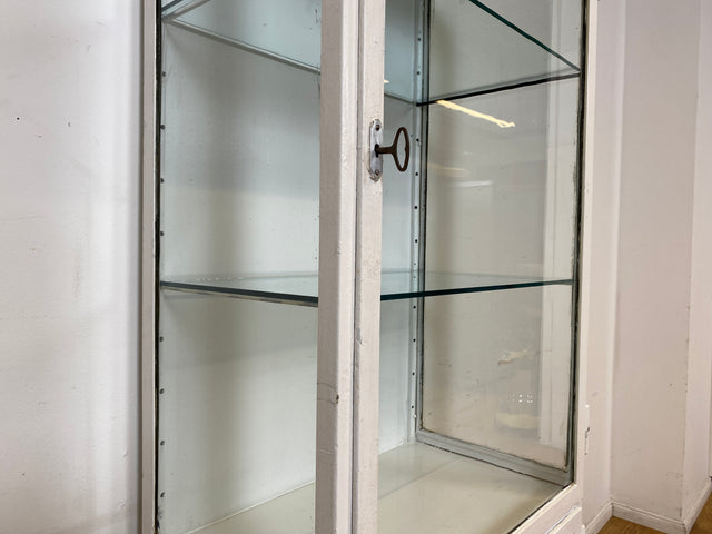 Seltener weißer 40er Jahre Medizinschrank aus Eisen I Vitrine Glasvitrine Apotheker Arzt Schrank Spind Highboard Display Industrial Design Metall Vintage Mid-Century I