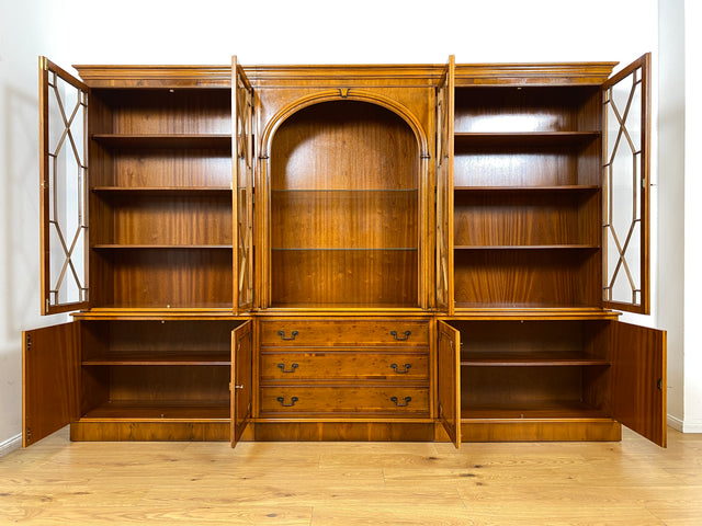 WMK I Imposanter & hochwertiger 1980er Wohnzimmerschrank im englischen Regency Stil mit Vitrine