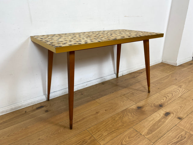 WMK I Besonders schöner hoher Mid-Century Couchtisch mit Mosaik Fliesen und konischen Füßen