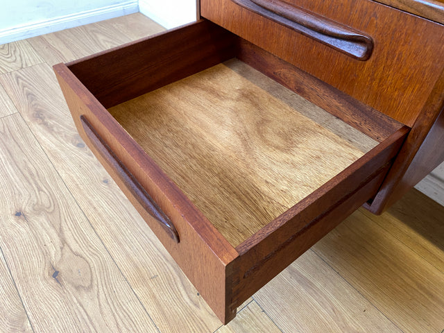 Skandinavischer Mid-Century Fresco Schreibtisch / Schminktisch I Viktor Wilkins für G-Plan I Teakholz I Writing Desk Bürotisch Schminkkommode Sideboard Danish Design Vintage 60er