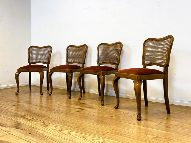 Set aus 4 wunderschönen 50er Jahre Chippendale Esszimmerstühlen mit Wiener Geflecht & bordeaux rotem Bezug I 4er Stühle Holzstühle Küchenstühle Mid-Century Vintage Barock I