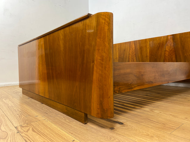 WMK I Stilvolles 50er Jahre Doppelbett in edlem Nussbaum mit verstellbarem Lattenrost für 2x 80x195 oder 160x195 cm Matratzen I