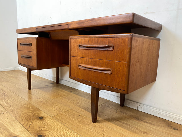 Skandinavischer Mid-Century Fresco Schreibtisch / Schminktisch I Viktor Wilkins für G-Plan I Teakholz I Writing Desk Bürotisch Schminkkommode Sideboard Danish Design Vintage 60er
