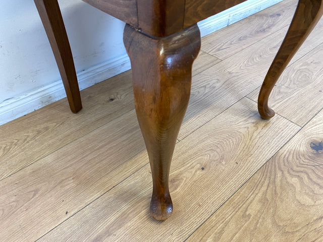 Set aus 4 wunderschönen 50er Jahre Chippendale Esszimmerstühlen mit Wiener Geflecht & bordeaux rotem Bezug I 4er Stühle Holzstühle Küchenstühle Mid-Century Vintage Barock I