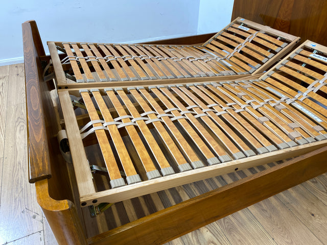 WMK I Stilvolles 50er Jahre Doppelbett in edlem Nussbaum mit verstellbarem Lattenrost für 2x 80x195 oder 160x195 cm Matratzen I