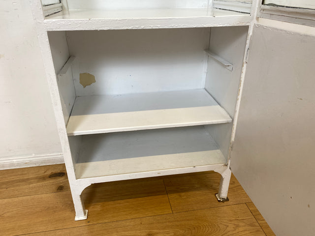 Seltener weißer 40er Jahre Medizinschrank aus Eisen I Vitrine Glasvitrine Apotheker Arzt Schrank Spind Highboard Display Industrial Design Metall Vintage Mid-Century I