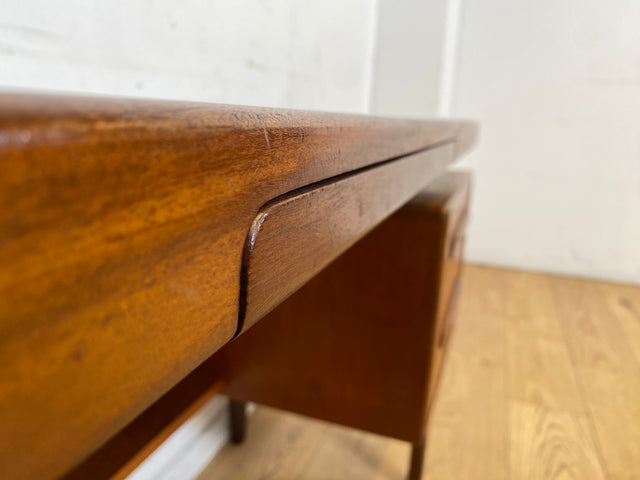 Skandinavischer Mid-Century Fresco Schreibtisch / Schminktisch I Viktor Wilkins für G-Plan I Teakholz I Writing Desk Bürotisch Schminkkommode Sideboard Danish Design Vintage 60er