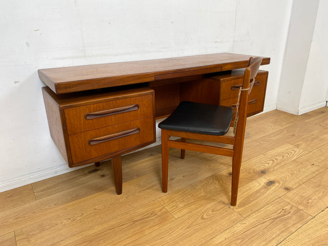 Skandinavischer Mid-Century Fresco Schreibtisch / Schminktisch I Viktor Wilkins für G-Plan I Teakholz I Writing Desk Bürotisch Schminkkommode Sideboard Danish Design Vintage 60er