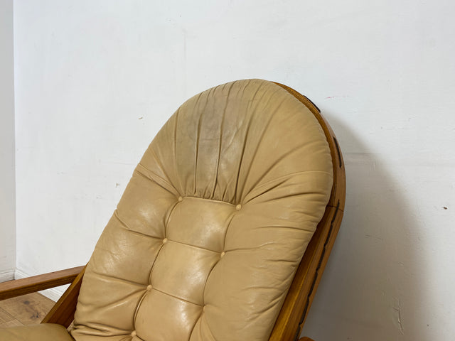 Eleganter & äußerst gemütlicher norwegischer Designer Drehsessel von Rybo Rykken mit beigem Echtleder Bezug