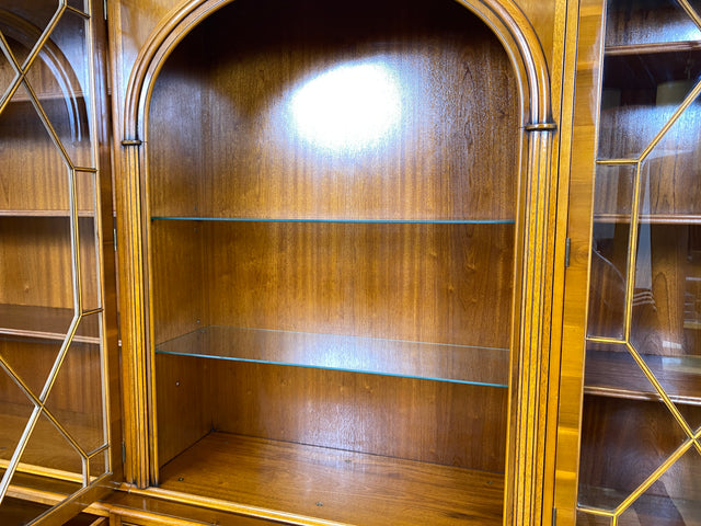 WMK I Imposanter & hochwertiger 1980er Wohnzimmerschrank im englischen Regency Stil mit Vitrine