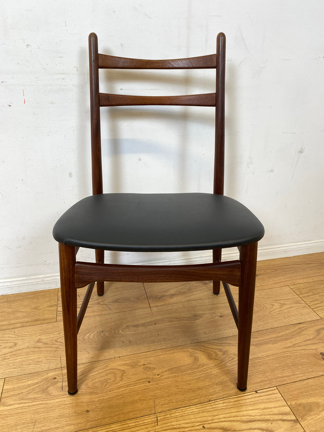 │ Set aus 4 Mid-Century Designerstühlen │ Georg Leowald für Wilkhahn │ 60er Jahre, Teakholz & Kunstleder │ Stühle Esszimmerstühle Küchenstühle Holzstühle Lederstühle 4er Danish Design Vintage │