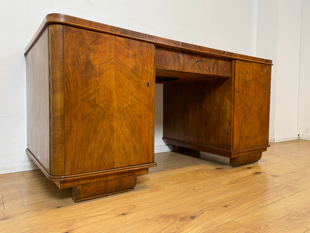 WMK I Imposanter und gut erhaltener 30er Jahre Art Deco Schreibtisch aus vollem Holz mit Schubladen