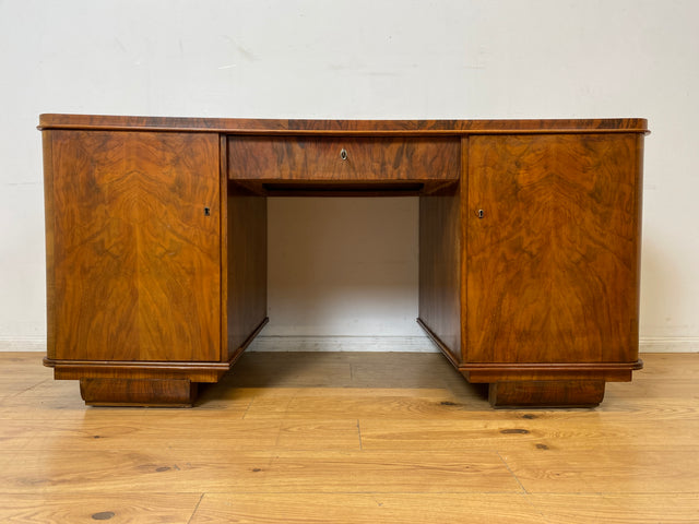 WMK I Imposanter und gut erhaltener 30er Jahre Art Deco Schreibtisch aus vollem Holz mit Schubladen