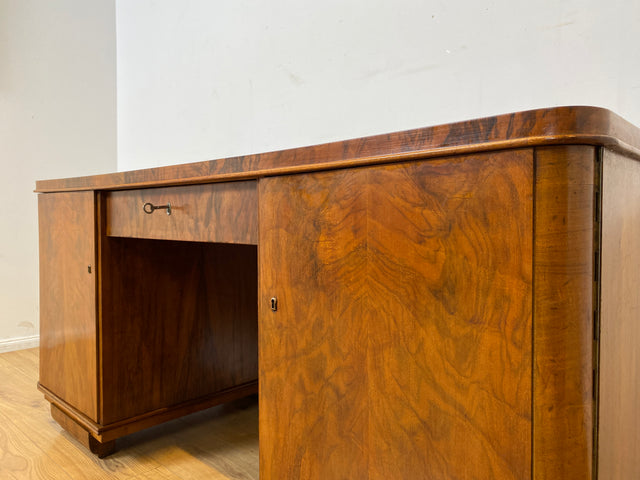 WMK I Imposanter und gut erhaltener 30er Jahre Art Deco Schreibtisch aus vollem Holz mit Schubladen
