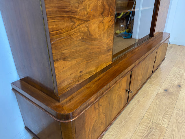 WMK I Imposanter 30er Jahre Art Deco Wohnzimmerschrank I Vollholz in edlem Walnuss I Schrank Vitrine Glasvitrine Bücherschrank Büchervitrine Herrenzimmer Sideboard Antik Vintage I Hannover Halle Köln