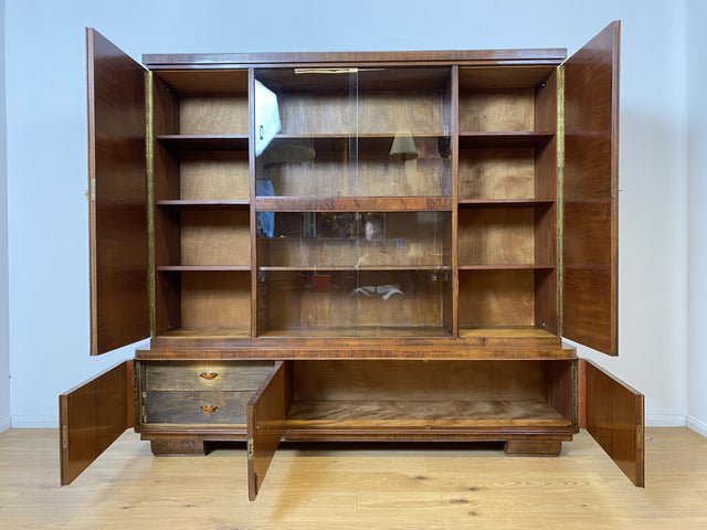 WMK I Imposanter 30er Jahre Art Deco Wohnzimmerschrank I Vollholz in edlem Walnuss I Schrank Vitrine Glasvitrine Bücherschrank Büchervitrine Herrenzimmer Sideboard Antik Vintage I Hannover Halle Köln