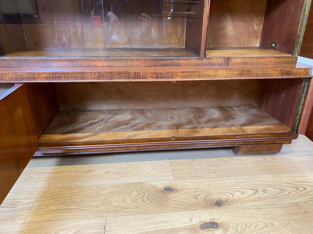 WMK I Imposanter 30er Jahre Art Deco Wohnzimmerschrank I Vollholz in edlem Walnuss I Schrank Vitrine Glasvitrine Bücherschrank Büchervitrine Herrenzimmer Sideboard Antik Vintage I Hannover Halle Köln