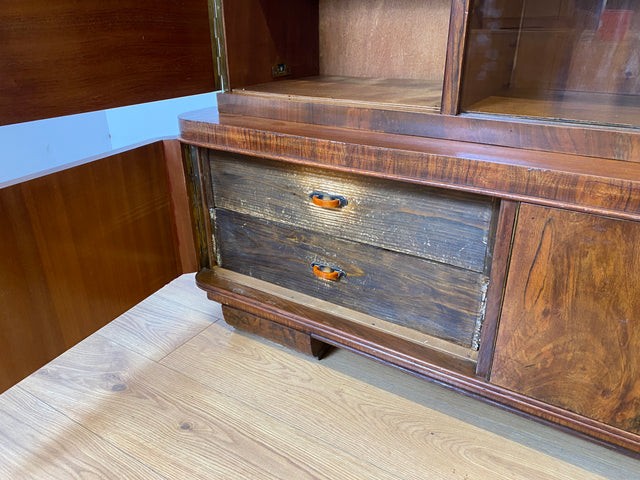 WMK I Imposanter 30er Jahre Art Deco Wohnzimmerschrank I Vollholz in edlem Walnuss I Schrank Vitrine Glasvitrine Bücherschrank Büchervitrine Herrenzimmer Sideboard Antik Vintage I Hannover Halle Köln
