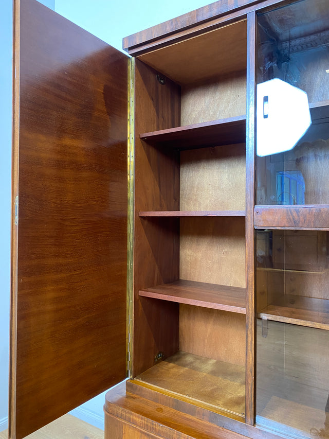 WMK I Imposanter 30er Jahre Art Deco Wohnzimmerschrank I Vollholz in edlem Walnuss I Schrank Vitrine Glasvitrine Bücherschrank Büchervitrine Herrenzimmer Sideboard Antik Vintage I Hannover Halle Köln