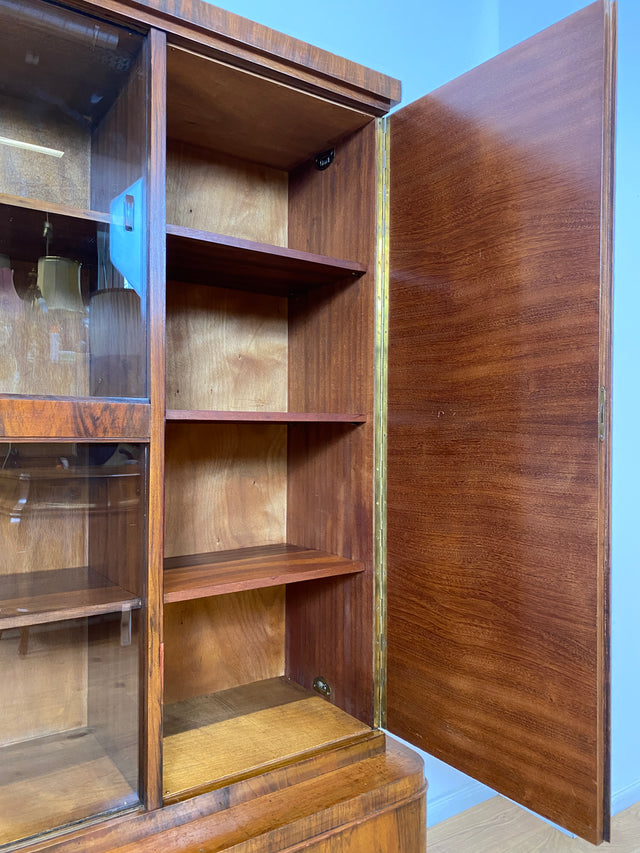 WMK I Imposanter 30er Jahre Art Deco Wohnzimmerschrank I Vollholz in edlem Walnuss I Schrank Vitrine Glasvitrine Bücherschrank Büchervitrine Herrenzimmer Sideboard Antik Vintage I Hannover Halle Köln