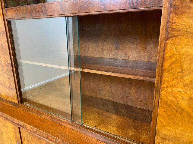 WMK I Imposanter 30er Jahre Art Deco Wohnzimmerschrank I Vollholz in edlem Walnuss I Schrank Vitrine Glasvitrine Bücherschrank Büchervitrine Herrenzimmer Sideboard Antik Vintage I Hannover Halle Köln