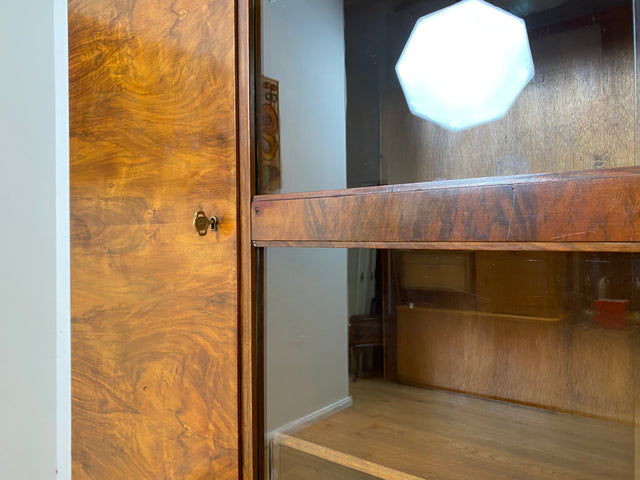 WMK I Imposanter 30er Jahre Art Deco Wohnzimmerschrank I Vollholz in edlem Walnuss I Schrank Vitrine Glasvitrine Bücherschrank Büchervitrine Herrenzimmer Sideboard Antik Vintage I Hannover Halle Köln