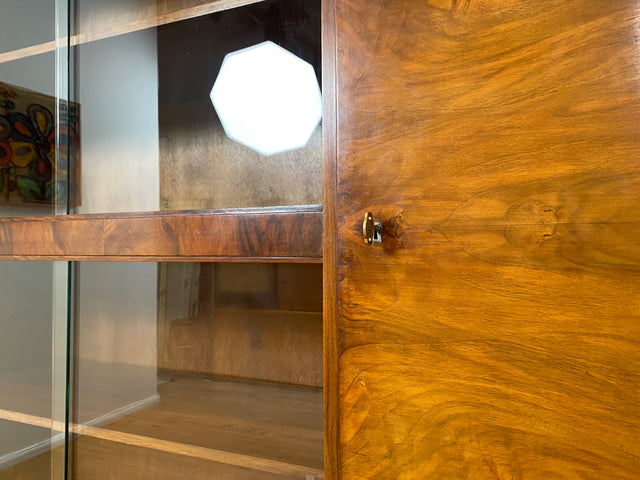 WMK I Imposanter 30er Jahre Art Deco Wohnzimmerschrank I Vollholz in edlem Walnuss I Schrank Vitrine Glasvitrine Bücherschrank Büchervitrine Herrenzimmer Sideboard Antik Vintage I Hannover Halle Köln