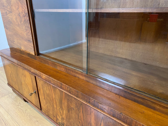 WMK I Imposanter 30er Jahre Art Deco Wohnzimmerschrank I Vollholz in edlem Walnuss I Schrank Vitrine Glasvitrine Bücherschrank Büchervitrine Herrenzimmer Sideboard Antik Vintage I Hannover Halle Köln