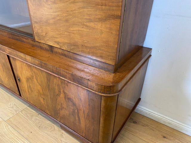 WMK I Imposanter 30er Jahre Art Deco Wohnzimmerschrank I Vollholz in edlem Walnuss I Schrank Vitrine Glasvitrine Bücherschrank Büchervitrine Herrenzimmer Sideboard Antik Vintage I Hannover Halle Köln