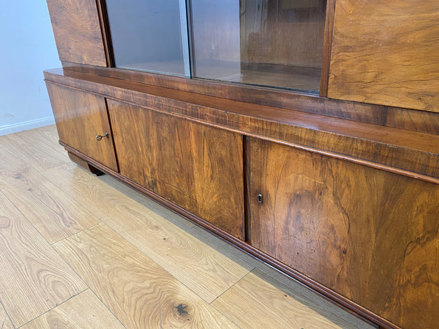 WMK I Imposanter 30er Jahre Art Deco Wohnzimmerschrank I Vollholz in edlem Walnuss I Schrank Vitrine Glasvitrine Bücherschrank Büchervitrine Herrenzimmer Sideboard Antik Vintage I Hannover Halle Köln