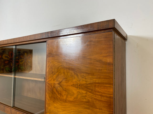 WMK I Imposanter 30er Jahre Art Deco Wohnzimmerschrank I Vollholz in edlem Walnuss I Schrank Vitrine Glasvitrine Bücherschrank Büchervitrine Herrenzimmer Sideboard Antik Vintage I Hannover Halle Köln