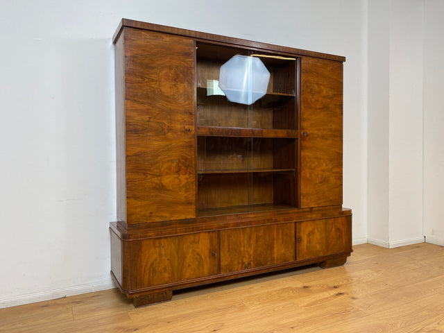 WMK I Imposanter 30er Jahre Art Deco Wohnzimmerschrank I Vollholz in edlem Walnuss I Schrank Vitrine Glasvitrine Bücherschrank Büchervitrine Herrenzimmer Sideboard Antik Vintage I Hannover Halle Köln