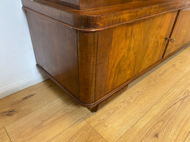 WMK I Imposanter 30er Jahre Art Deco Wohnzimmerschrank I Vollholz in edlem Walnuss I Schrank Vitrine Glasvitrine Bücherschrank Büchervitrine Herrenzimmer Sideboard Antik Vintage I Hannover Halle Köln