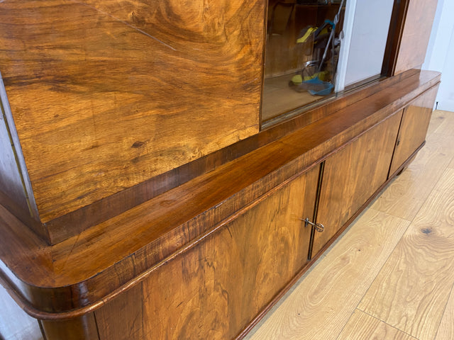 WMK I Imposanter 30er Jahre Art Deco Wohnzimmerschrank I Vollholz in edlem Walnuss I Schrank Vitrine Glasvitrine Bücherschrank Büchervitrine Herrenzimmer Sideboard Antik Vintage I Hannover Halle Köln